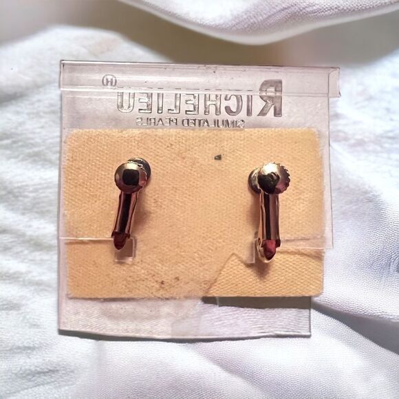 Vintage Richelieu Pearl Clip On Screw Back Stud Earrings NWT - Picture 2 of 4